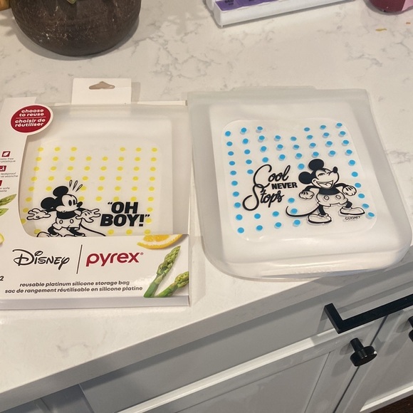 Pyrex® Half-Gallon Silicone Storage Bag 2-pack: Disney Mickey Mouse - Picture 5 of 7